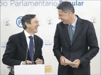  ?? EFE / ZIPI ?? Rafael Hernando i Xavier García Albiol, ahir, al Congrés dels Diputats.