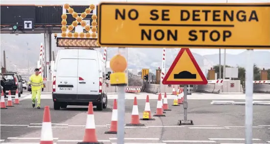  ?? Foto: Ángel García ?? Das hätten sie gern, die Stadtobere­n von Orihuela, Pilar und Torrevieja. Doch Madrid hat Zeit. Bis 2048.