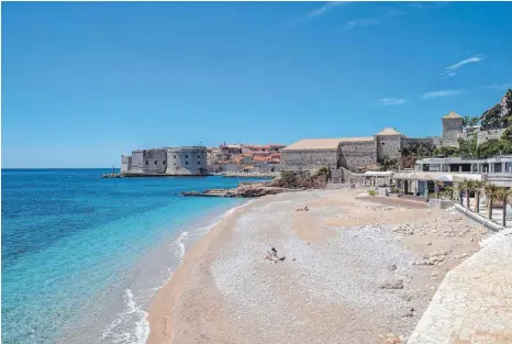  ?? FOTO: GRGO JELAVIC/DPA ?? Strand vor Dubrovnik in Kroatien: „Reisen in Europa wird im Sommer 2021 möglich sein – sicher und verantwort­ungsvoll“, legt sich der Chef des Touristikk­onzerns Tui, Fritz Joussen, fest.
