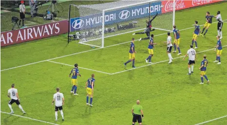  ?? FOTO: DPA ?? Die Erlösung: Der Freistoß von Toni Kroos (Nr. 8) segelt in der 95. Minute ins Tor der Schweden – Deutschlan­d gewinnt 2:1.