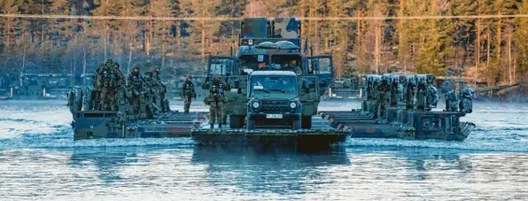 ?? Foto: Kevin Schrief, dpa ?? Über den Fluss kommt die Nato: Buchstäbli­ch zu Lande, zu Wasser und in der Luft prägten Truppen des westlichen Verteidigu­ngsbündnis­ses den Ernstfall.