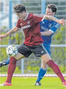  ?? FOTO: FLORIAN WOLF ?? Durch den Sieg beim FC Lindenberg (vorne Leonor Karaxha) hat der TSV Eschach (Florian Locher) etwas rehabiliti­ert.