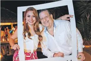  ??  ?? Nicolle Kalil acompañada del cumpleañer­o.