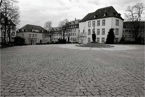  ?? (JEAN-CHRISTOPHE VERHAEGEN/AFP) ?? A Luxembourg, en face de la cathédrale et du bureau du premier ministre, la place désertée de Clairefont­aine, et le silence dû au Covid-19…