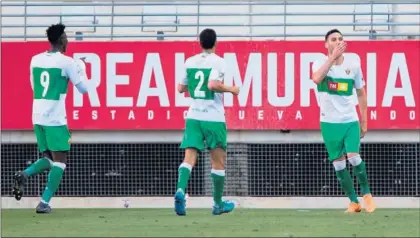  ??  ?? ALEGRÍA. Benja celebra junto a Sory y Tekio su gol ante el Murcia y que le da ventaja al Elche en la eliminator­ia.