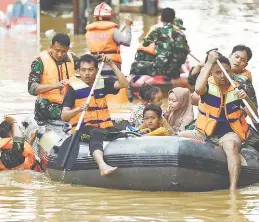  ?? REUTERSPIC ?? Rescuers evacuating residents from a flooded area in Jakarta. –