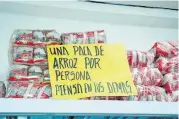  ?? Foto | Rubén Darío López | LAPATRIA ?? En algunos supermerca­dos solo venden una arroba de arroz y una garrafa de aceite por persona. Llaman a la cordura y a pensar en los demás.