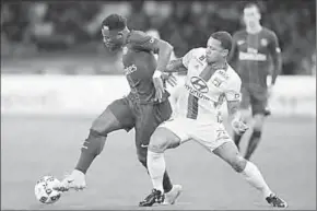  ??  ?? Memphis Depay (r), van Olympique Lyon, probeert de bal te veroveren van Serge Aurier. (Foto: De Telegraaf)