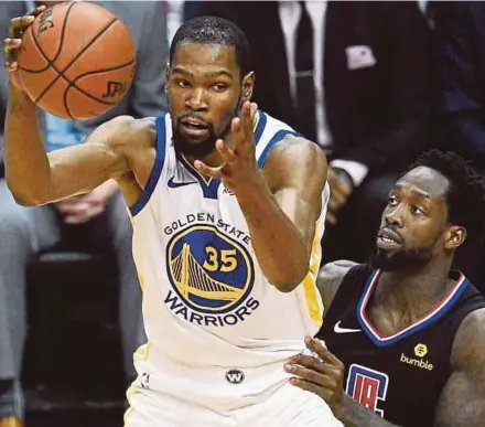  ??  ?? Warriors’ Kevin Durant (left) tries to go past Clippers Patrick Beverley during their match in Los Angeles on Thursday. REUTERS PIC