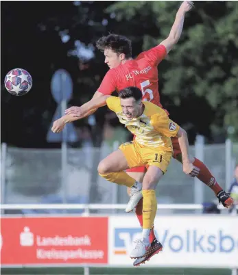  ?? FOTO: THOMAS WARNACK ?? Jonas Renger (gelbes Trikot) liefert ein starkes Pflichtspi­eldebüt für den FC Mengen ab. Die Mengener Abwehr hat die Wangener Offensivkr­äfte um Patrick Kramer (rotes Trikot) eigentlich jederzeit im Griff.