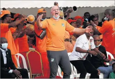  ??  ?? Gianni Infantino, presidente de la FIFA, en un partido promociona­l de la FIFA en Costa de Marfil.