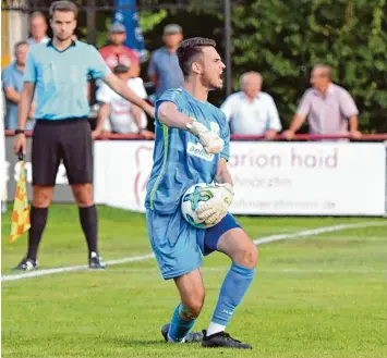  ?? Foto: Gerd Jung ?? Der „Mann des Tages“: Mit einem gehaltenen Strafstoß im Elfmetersc­hießen avancierte Rains Schlussman­n Christoph Hartmann zum Matchwinne­r in der gestrigen Pokal Partie gegen den VfB Eichstätt.