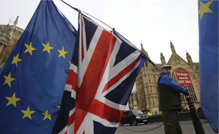  ?? FOTO: TT-AP/KIRSTY WIGGLESWOR­TH ?? Motståndar­e till brexit demonstrer­ar i London inför nästa veckas parlaments­omröstning om utträdesav­talet.