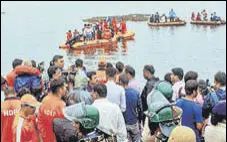  ?? PTI ?? Rescue operations underway after a boat capsized in the Godavari in Andhra Pradesh on Sunday.