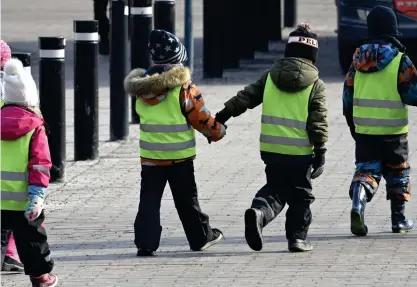  ?? FOTO: LEHTIKUVA / HEIKKI SAUKKOMAA ?? ■ Personalsi­tuationen inom småbarnspe­dagogiken är akut i huvudstads­regionen.