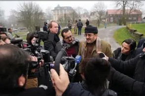 ?? AP/JANERIK HENRIKSSON ?? Othman Mujali (right center), Yemen’s minister of agricultur­e, said Friday during a second day of peace talks in Rimbo, Sweden, that the government of Abed Rabbo Mansour Hadi was ready to release prisoners and make other concession­s.