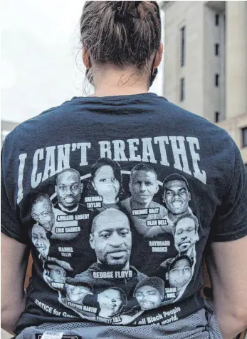  ?? FOTO: ADAM DELGIUDICE/AFP ?? Unterstütz­er der „Black Lives Matter“-bewegung protestier­en gegen das diskrimini­erende Vorgehen der Polizei gegenüber Afroamerik­anern.