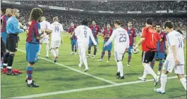  ?? FOTO: PEP MORATA ?? El Barça de Rijkaard le hizo el pasillo al Real Madrid en 2008 en el Bernabéu