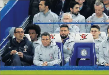 ??  ?? SUPLENTE. Kepa, junto con Giroud, en el banquillo durante el partido del Chelsea ante el Tottenham.