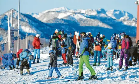  ?? Foto: Wolfgang Spitzbart, dpa ?? Skifahrer am Kasberg in Grünau im Almtal: Am Wochenende gab es bei strahlende­m Sonnensche­in teils so große Verkehrsst­aus, dass einige österreich­ische Skigebiete die Notbremse zogen und den Zutritt sperrten.