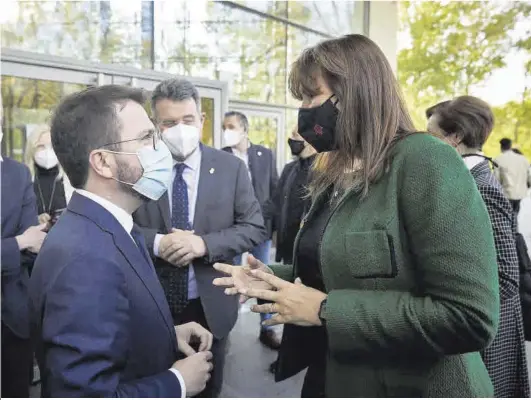  ?? David Borrat / Efe ?? Pere Aragonès i Laura Borràs conversen a l’arribar a la gala dels Premis de la Música Catalana Enderock 2021, aquest dijous a Barcelona.