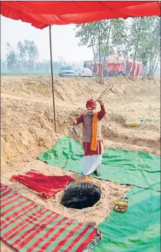  ?? RAVI KUMAR/HT PHOTO ?? ▪ Acharya Vijay Gopal offers prayers at a tent put up in Mughlawali village.