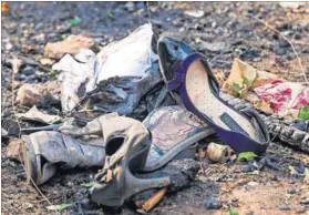  ?? Photos Delwyn Verasamy ?? If the shoe fits: Nigerians are the targets of arson in Rosettenvi­lle, Jo’burg south. Residents (above left) met to discuss drugs and prostituti­on they associate with Nigerians. The shoes (above right) are apparently signs of prostituti­on. The...