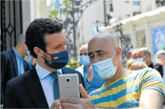  ?? Foto: Europa Press ?? Pablo Casado se hace un selfie con un simpatizan­te del PP en un acto en Ceuta.