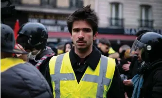  ??  ?? Gilet jaune. Juan Branco manifeste contre la réforme des retraites, à Paris, le 5 décembre 2019.