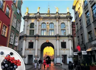  ?? ?? Im »Café Przelewki« werden die Croissants appetitlic­h angerichte­t (im Kreis). Oben: Das Goldene Tor (Złota Brama) am Westende der Langgasse entstand im frühen 17. Jahrhunder­t im Stil des flämischen Manierismu­s.