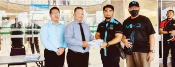  ?? ?? Hishamuddi­n (second right) presents the case complaints to assistant legal officer Timothy Rangkang at the AG Chambers Sarawak Office.