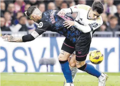  ?? X ?? Sergio Ramos y Brahim pelean por un balón, ayer.