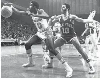  ?? Bob Schutz Associated Press ?? BALTIMORE Bullets’ Earl Monroe, left, and New York Knick Walt Frazier in 1970, a transition­al year in the NBA.