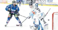  ?? FOTO: FELIX KÄSTLE ?? Nach der 4:5-Niederlage müssen die Ravensburg Towerstars (links Thomas Merl) um die direkte Qualifikat­ion für die Play-offs bangen.