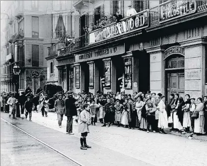  ?? FONDO BRANGULÍ / ANC ?? Colas ante una carbonería en la calle Balmes durante los días de la huelga en Barcelona en 1919