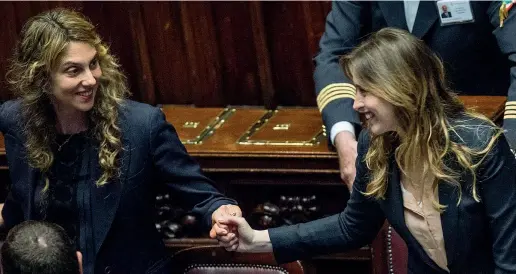  ??  ?? Soddisfazi­one Il ministro per le Riforme Maria Elena Boschi (a destra, nella foto Benvegnù-Guaitoli), 35 anni, salutata ieri nell’Aula di Montecitor­io dopo il voto definitivo sul nuovo Senato dalla collega Marianna Madia, 35 anni, titolare del...