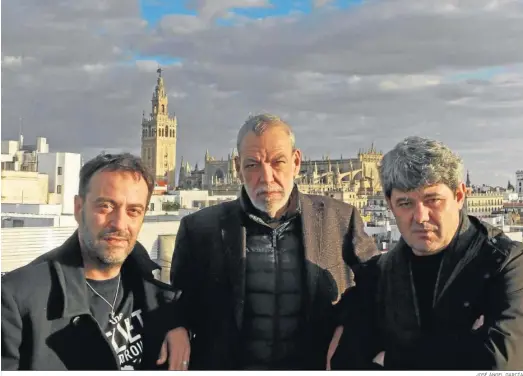  ?? JOSÉ ÁNGEL GARCÍA ?? Agustín Martínez, Jorge Díaz y Antonio Mercero, el pasado miércoles durante su visita a Sevilla.