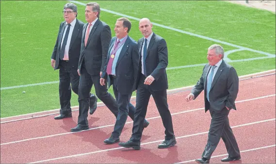  ?? FOTO: EFE ?? Luis Rubiales, nuevo presidente de la RFEF, felicitó ayer a las jugadoras de la selección femenina Sub’17 que se han proclamado campeonas de Europa de la categoría