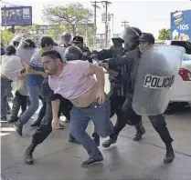  ??  ?? Ataques. La mayoría de los periodista­s asesinados era de México, el país más peligroso para ejercer.