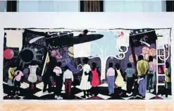  ??  ?? Arte en la biblioteca ‘Knowledge and wonder’, mural de Kerry James Marshall, en Chicago desde 1995