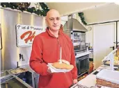  ?? FOTO: JANA BAUCH ?? Sandor Palfi verkauft Backfisch im Stand des Familienun­ternehmens „Fisch und Wurstspezi­alitäten Haas“.