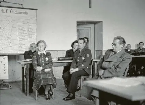  ?? Foto: Walter Sanders ?? Ilse Koch, die „Bestie von Buchenwald“, musste sich dreimal vor Gericht verantwort­en. Der letzte Prozess fand vor dem Landgerich­t Augsburg im großen Saal des Kolping‰ hauses statt.