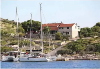  ??  ?? A Kravljacic­a, sur la côte sud-ouest de l’île Kornat, le restaurant Andrija d’Edi et Goran. On peut mouiller dans la baie avec un bout à terre ou s’amarrer au petit quai.