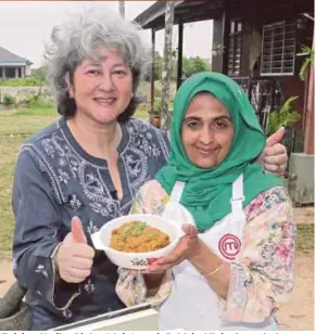  ?? PIX BY FARIZUL HAFIZ AWANG ?? Zaleha Kadir Olpin (right) and British High Commission­er to Malaysia, Vicki Treadell, cooking up a storm in Kuantan recently.