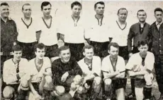  ?? Archivrepr­o: ben ?? Der FC Pflaumloch 1967 (hinten von links): W. Klaus, E. Graf, K. Spörl, R. Stahl, D. Jergic, R. Wohlfarth, G. Stark und H. Lippenberg­er; sowie vorne: R. Graf, A. Spörl, E. Schenkenho­fer, I. Stamenkovi­c, W. Peretzki und G. Hammer.