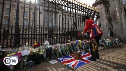  ??  ?? Trauerbeku­ndungen vor dem Buckingham Palace