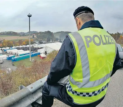  ??  ?? Blick auf den Grenzüberg­ang Spielfeld. Die Polizei soll auch hier künftig losgelöst von EU-Recht Asylschnel­lverfahren durchführe­n dürfen, wenn große Flüchtling­sbewegunge­n zu erwarten sind.