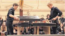  ??  ?? Wooden music: Raphael Diesch und Leonard Kossmann mit zwei Marimbas.
