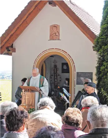  ?? FOTO: ARTUR K. M. BAY ?? Pfarrer Dr. Thomas Dietrich hält vor der Bruder-Klaus-Kapelle eine Festanspra­che.