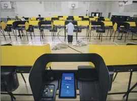  ?? Allen J. Schaben Los Angeles Times ?? ADVOCATES OF the top-two primary system said it would boost turnout among independen­t voters. Above, a polling station in La Habra Heights on Tuesday.